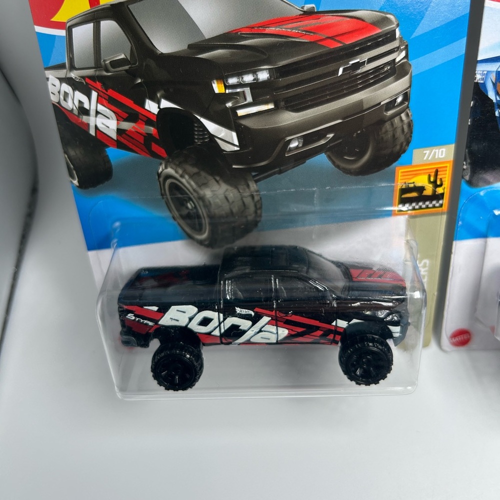 Hot Wheels Chevy Lot Of 2x - ‘19 Chevy Silverado Trail Boss LT Black & Blue NEW - Picture 2 of 4